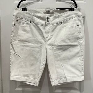 Torrid women’s white denim short 20